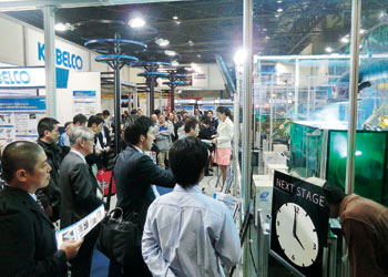 The Kobelco demonstration corner attracts many visitors with cutting-edge technologies.
